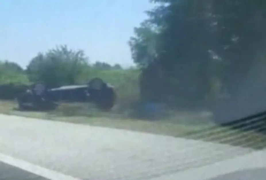 Млада шофьорка се обърна с колата си в Хисарско