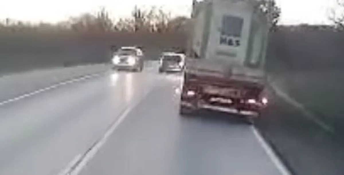 На таран: Комби с безумно изпреварване на завой ВИДЕО