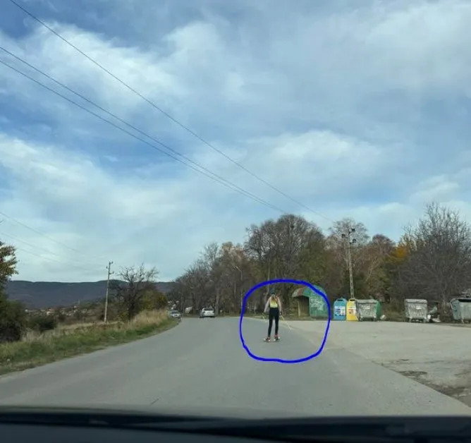 "Никой не иска дете да му тежи на съвестта": Млади спортисти тренират на публичен път СНИМКА