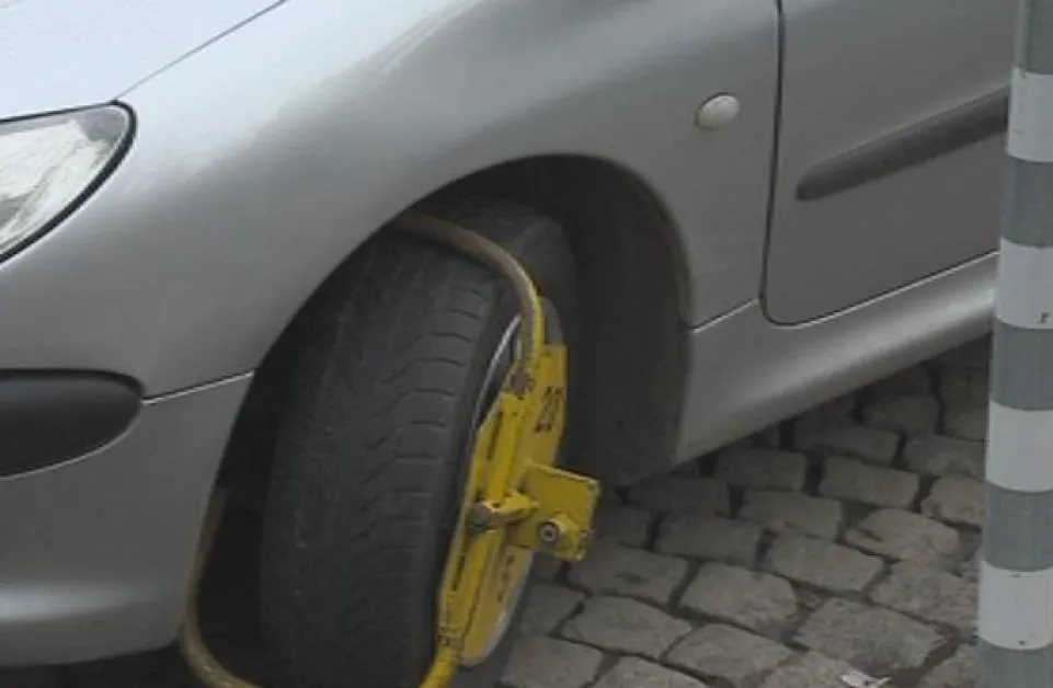 Служител на "Градска мобилност" е бит заради поставени скоби