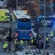 Няколко души загинаха, след като автобус се блъсна в автобусна спирка в Швеция СНИМКИ