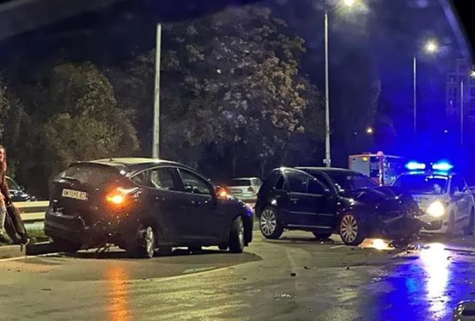 Две коли се сблъскаха в София, щетите са сериозни СНИМКА