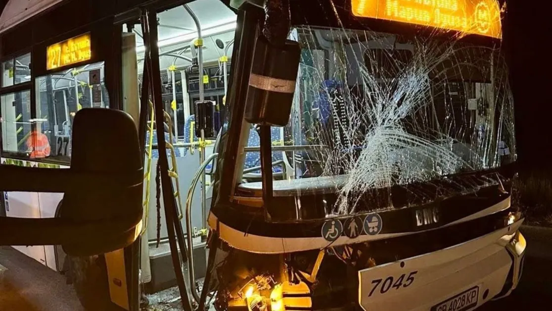 Инцидент с бус на градския транспорт в София СНИМКИ и ВИДЕО