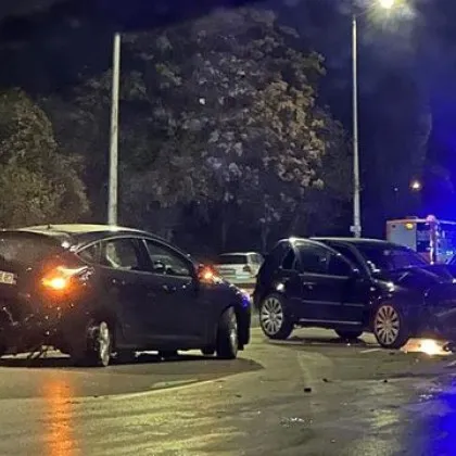 Две коли се сблъскаха в София, щетите са сериозни СНИМКА