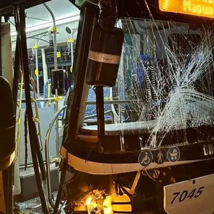 Инцидент с бус на градския транспорт в София СНИМКИ и ВИДЕО