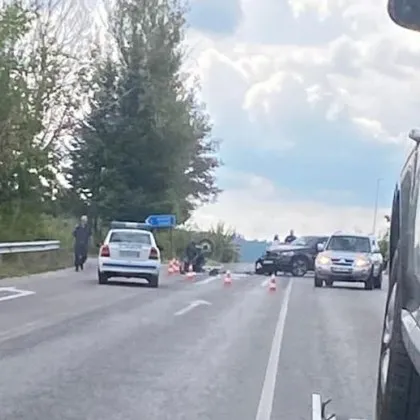 Малко след 15 30 ч е станала катастрофа с моторист в