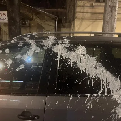 От кола: Момичета поляха човек с кисело мляко. Посегнаха и на автомобил СНИМКИ и ВИДЕО