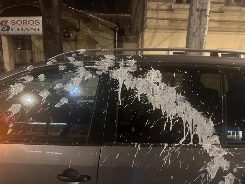 От кола: Момичета поляха човек с кисело мляко. Посегнаха и на автомобил СНИМКИ и ВИДЕО