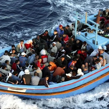 Най малко четирима души се удавиха след като две лодки превозващи