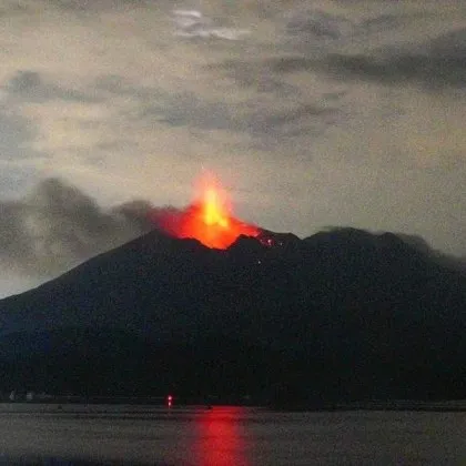 Зрелищно изригване на вулкан на японския остров Кюшу Облакът от