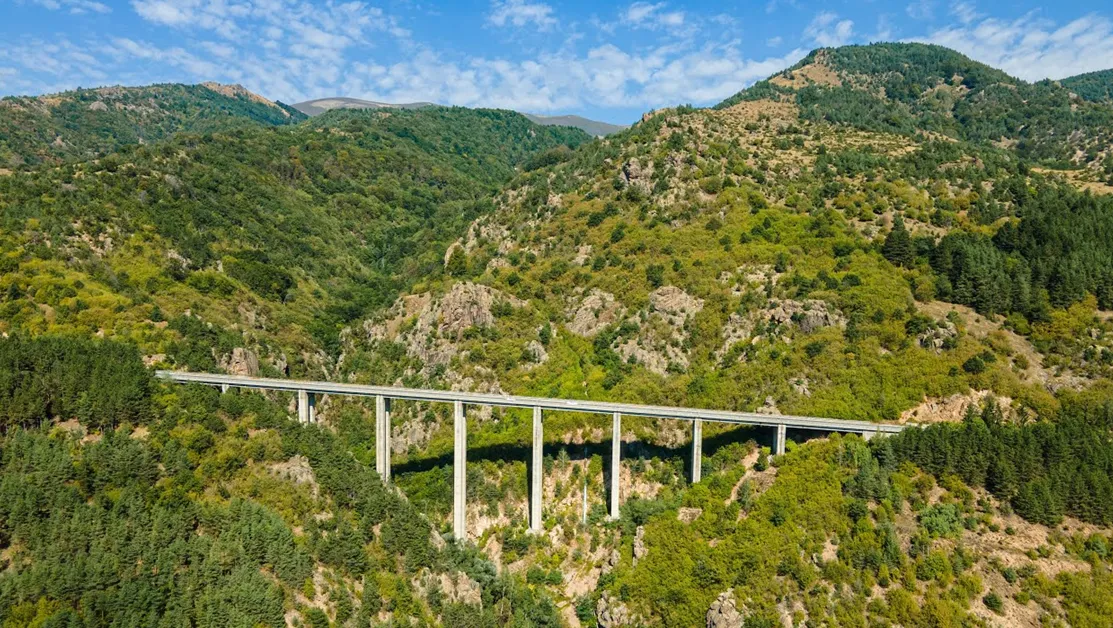 Млад мъж скочи от мост край Клисура и загина