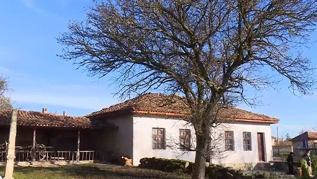 Руши се първото българско училище във Варненска област, местните зоват за помощ