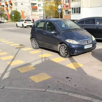 Шедьовър на паркирането: Оставиха Мерцедес в столично кръстовище СНИМКИ
