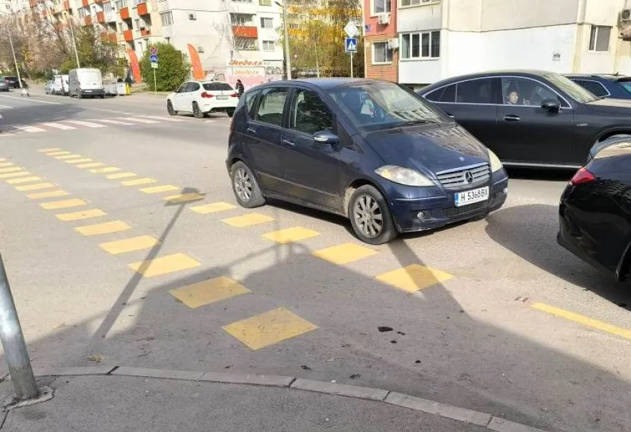Шедьовър на паркирането: Оставиха Мерцедес в столично кръстовище СНИМКИ