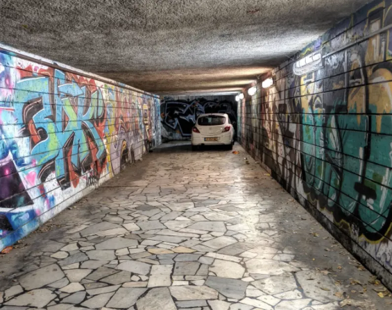 Стана ясно как кола се е озовала във варненски подлез