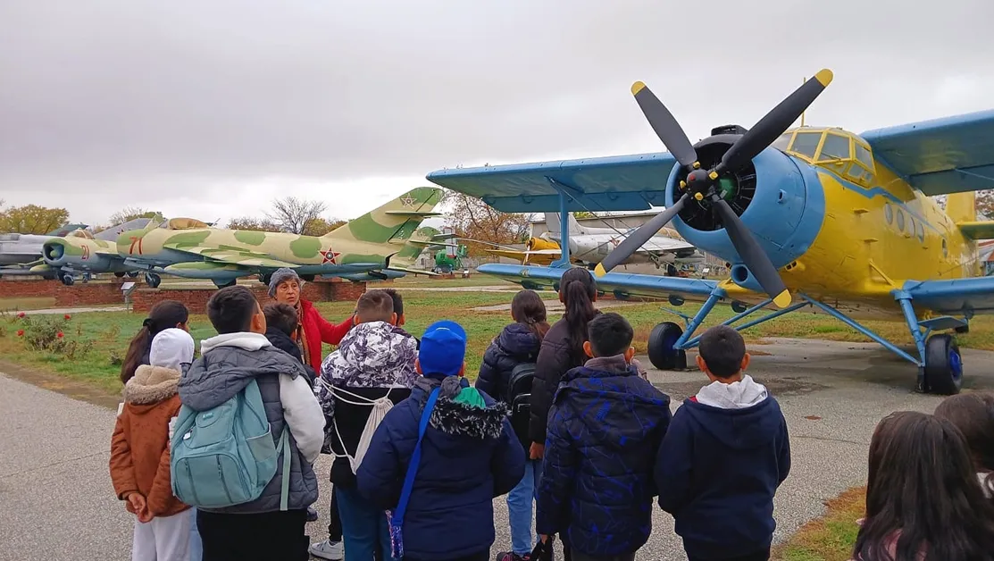 Ученици от Калековец с образователна визита в Музея на авиацията СНИМКИ