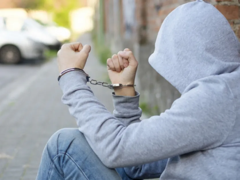 Задържаха ученик, разпространявал опиат за вейпове