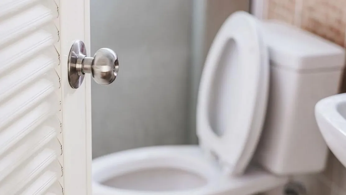 Жена твърди, че е била унижена в градска тоалетна, управителят отрича и я обвинява в лъжа