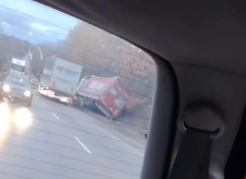 Камион се озова в крайпътна канавка ВИДЕО