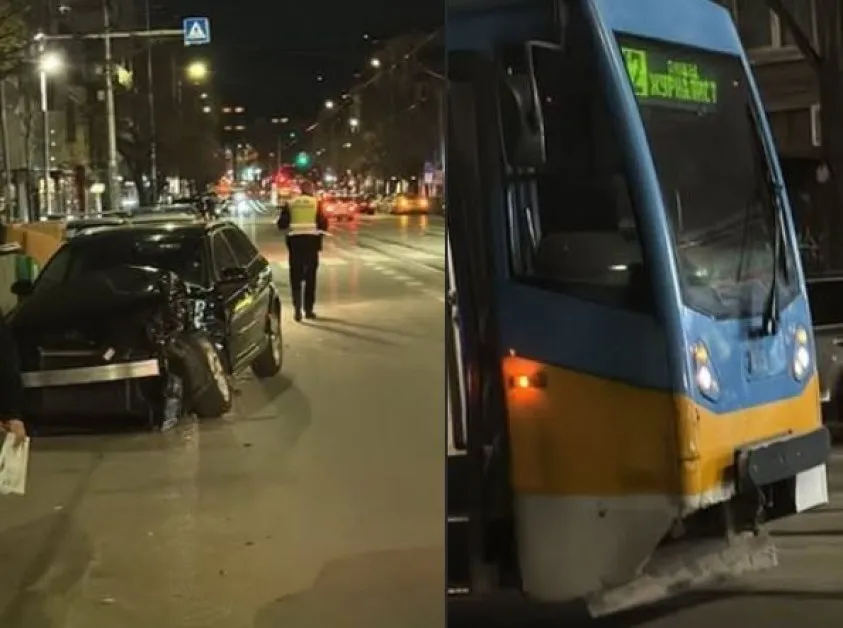 Кола и трамвай се сблъскаха в София СНИМКИ