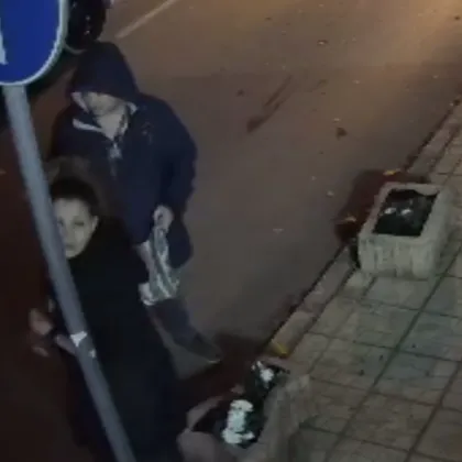 Камера за видеонаблюдение във Варна засне двама души – мъж