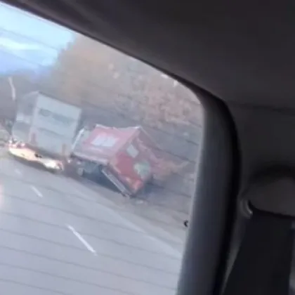 Камион се озова в крайпътна канавка ВИДЕО