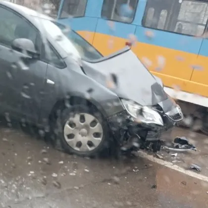 Поредeн случай на катастрофа между кола и трамвай в столицата