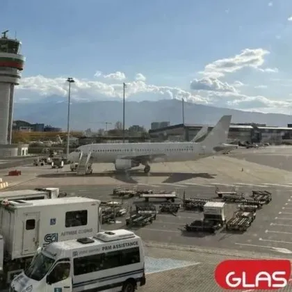 Бурният вятър през вчерашния ден създаде сериозни проблеми с полетите