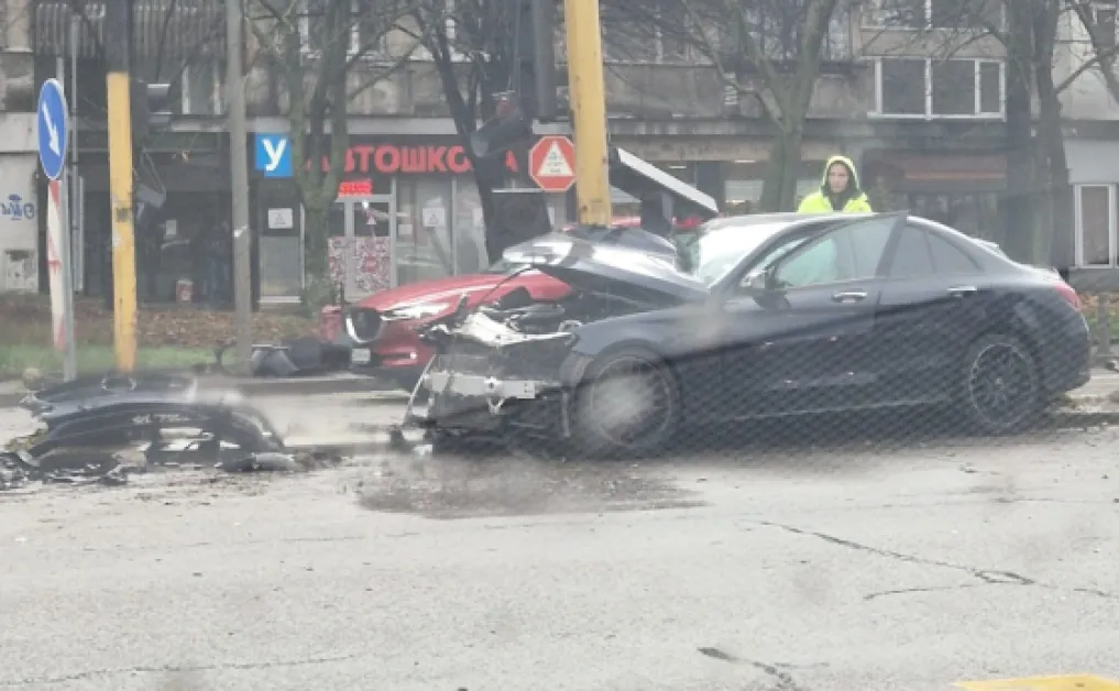 19-годишен е управлявал катастрофиралата в София кола, в болница е