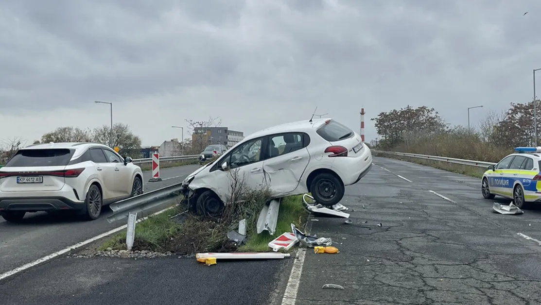 Кола се качи върху мантинела на пътя Бургас - Сарафово