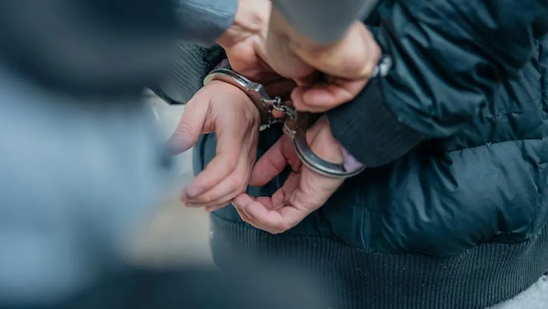 Мъж е задържан след погром над фризьорско ателие и два автомобила в Пещера