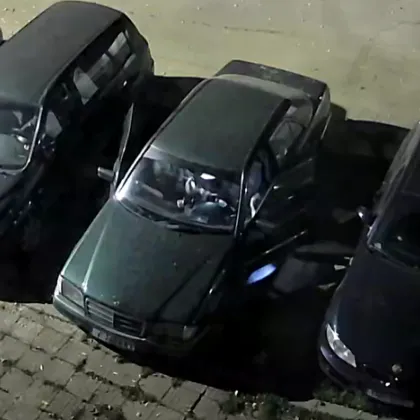 Нагли крадци обикалят улиците на Ямбол, тършуваха в чужда кола ВИДЕО