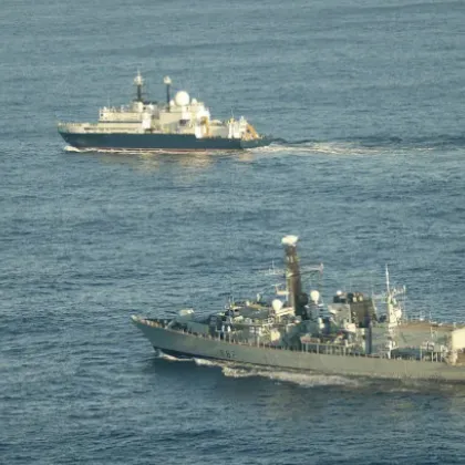 Напрежение в морето: Руски шпионски кораб „атакува" с лазери британски екипажи