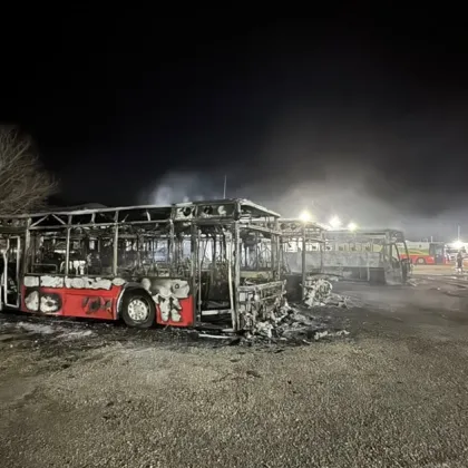 Пожар унищожи автобуси, леки коли и два буса в Костинброд СНИМКИ