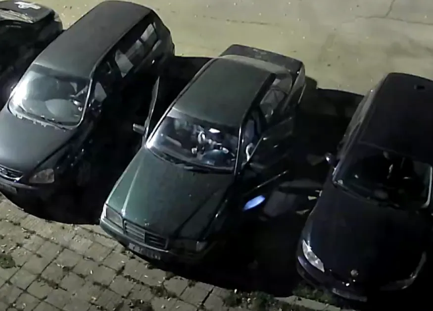 Нагли крадци обикалят улиците на Ямбол, тършуваха в чужда кола ВИДЕО