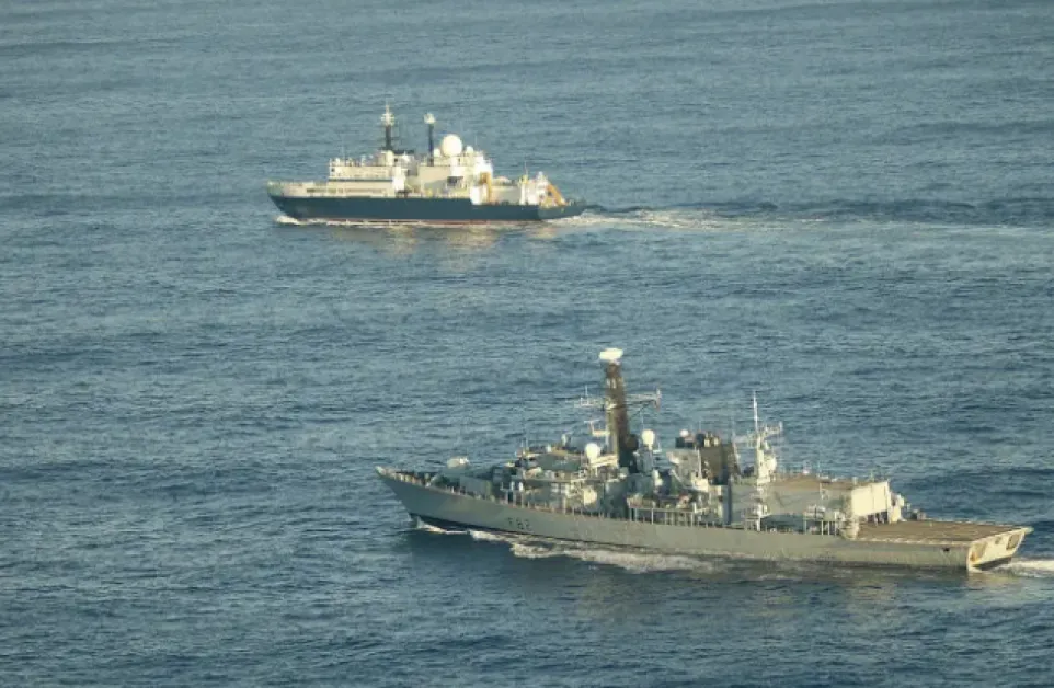 Напрежение в морето: Руски шпионски кораб „атакува" с лазери британски екипажи