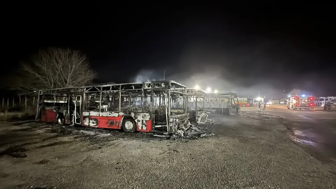 Пожар унищожи автобуси, леки коли и два буса в Костинброд СНИМКИ