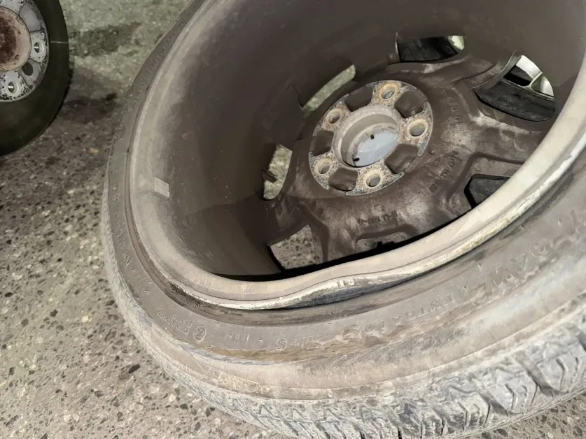 Шофьор потроши гуми и джанти заради опасна дупка в София СНИМКИ