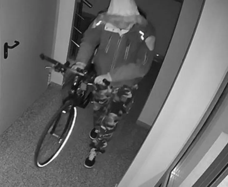 Апаш с нагла кражба от блок, издирват го СНИМКИ