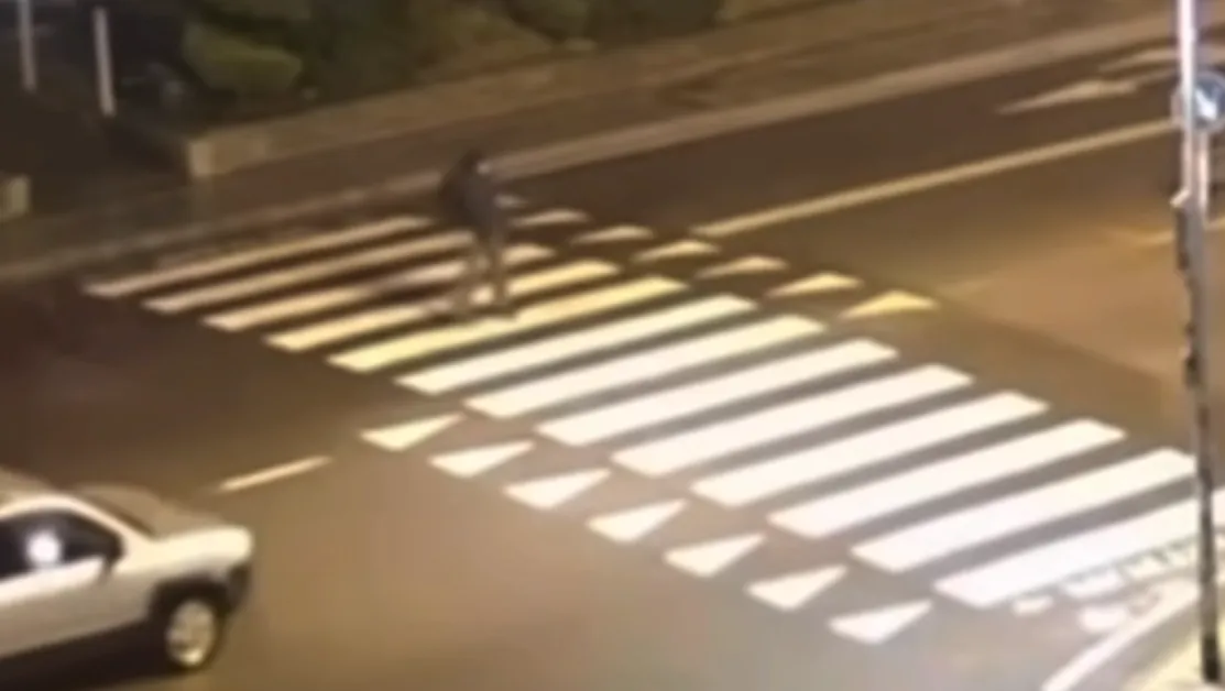 Автомобил помете трудноподвижен мъж на пешеходна пътека в София ВИДЕО 18+