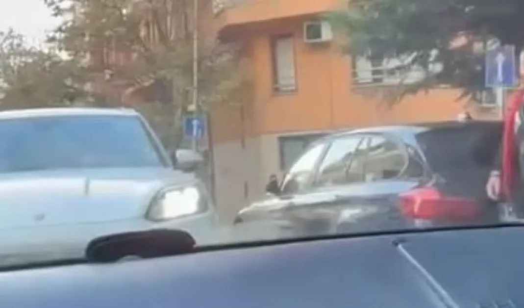 Броня в броня: Шофьор "принуди" друг да връща на заден, защитиха нарушителя ВИДЕО