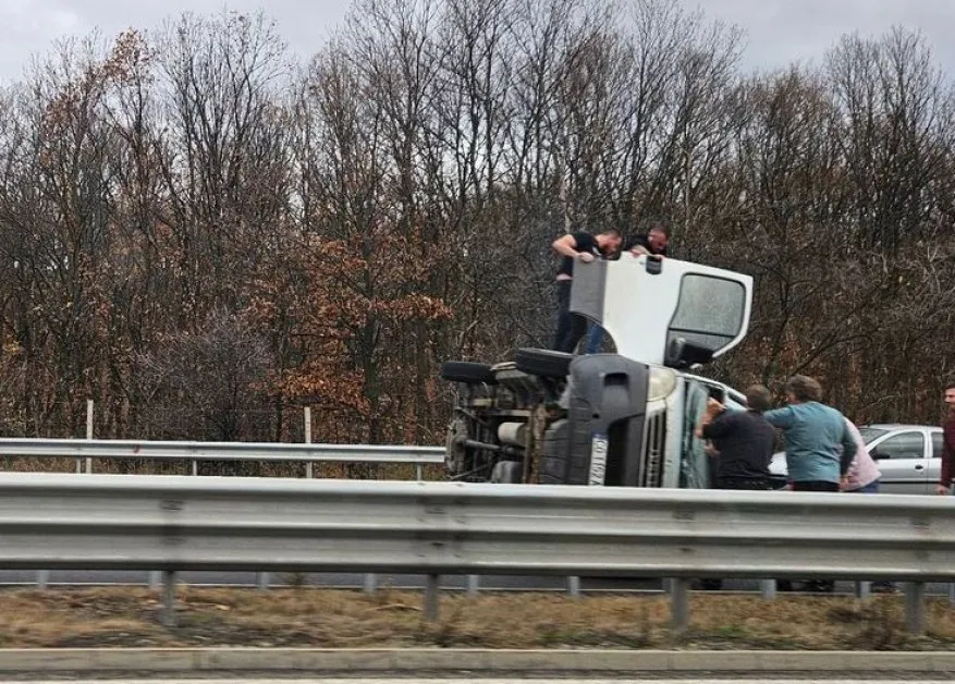 Бус се обърна на АМ Тракия! Вадят водача, движението е блокирано СНИМКИ