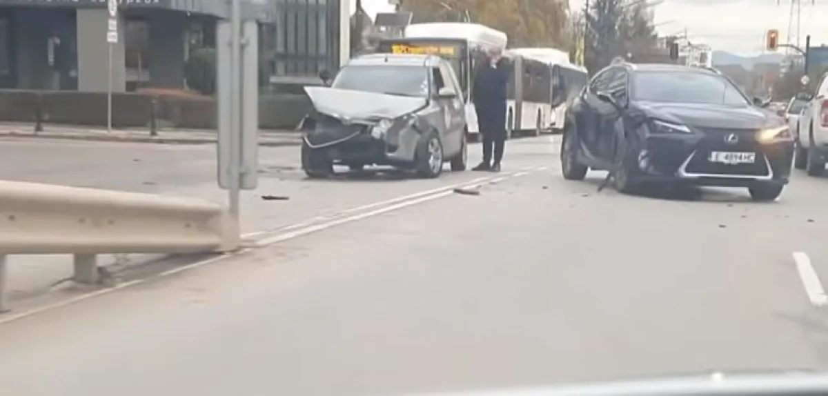 Две коли се сблъскаха в София, щетите са сериозни ВИДЕО
