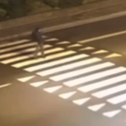 Автомобил помете трудноподвижен мъж на пешеходна пътека в София ВИДЕО 18+