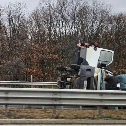 Тежък пътен инцидент е станал на АМ Тракия съобщават граждани Бус