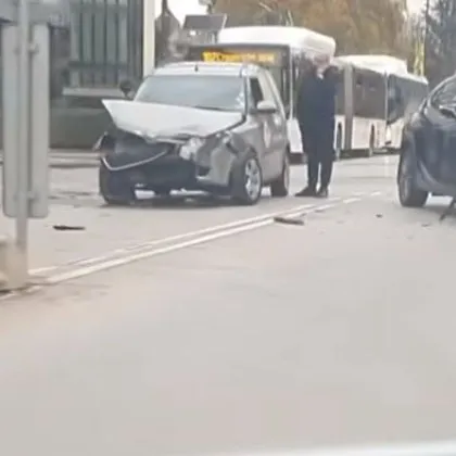 Две коли се сблъскаха в София, щетите са сериозни ВИДЕО