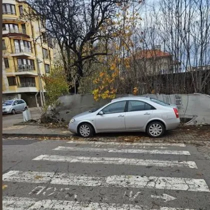 "Майсторско" паркиране в София: Блокираха и тротоар, и "зебра" СНИМКИ