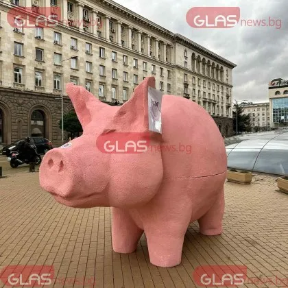 Арт инсталация на прасе касичка се появи пред сградата на парламента