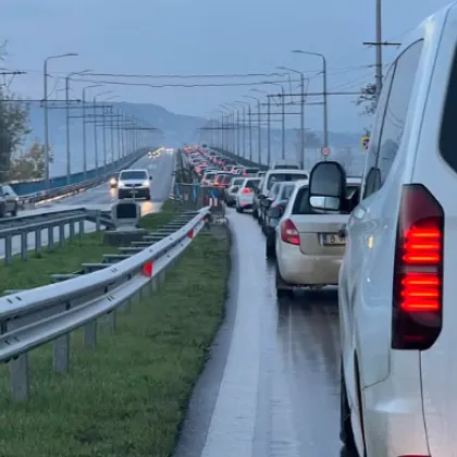 Сериозно задръстване по Аспаруховия мост във Варна тази сутрин Десетки шофьори