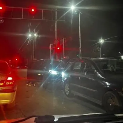 Паркирани коли на метри от светофар на пловдивско кръстовище Гледка